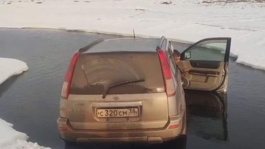 Пытавшийся уйти от погони нетрезвый водитель забуксовал в реке под Иркутском