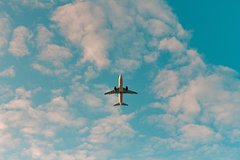 Самолет рухнул на жилые дома в США